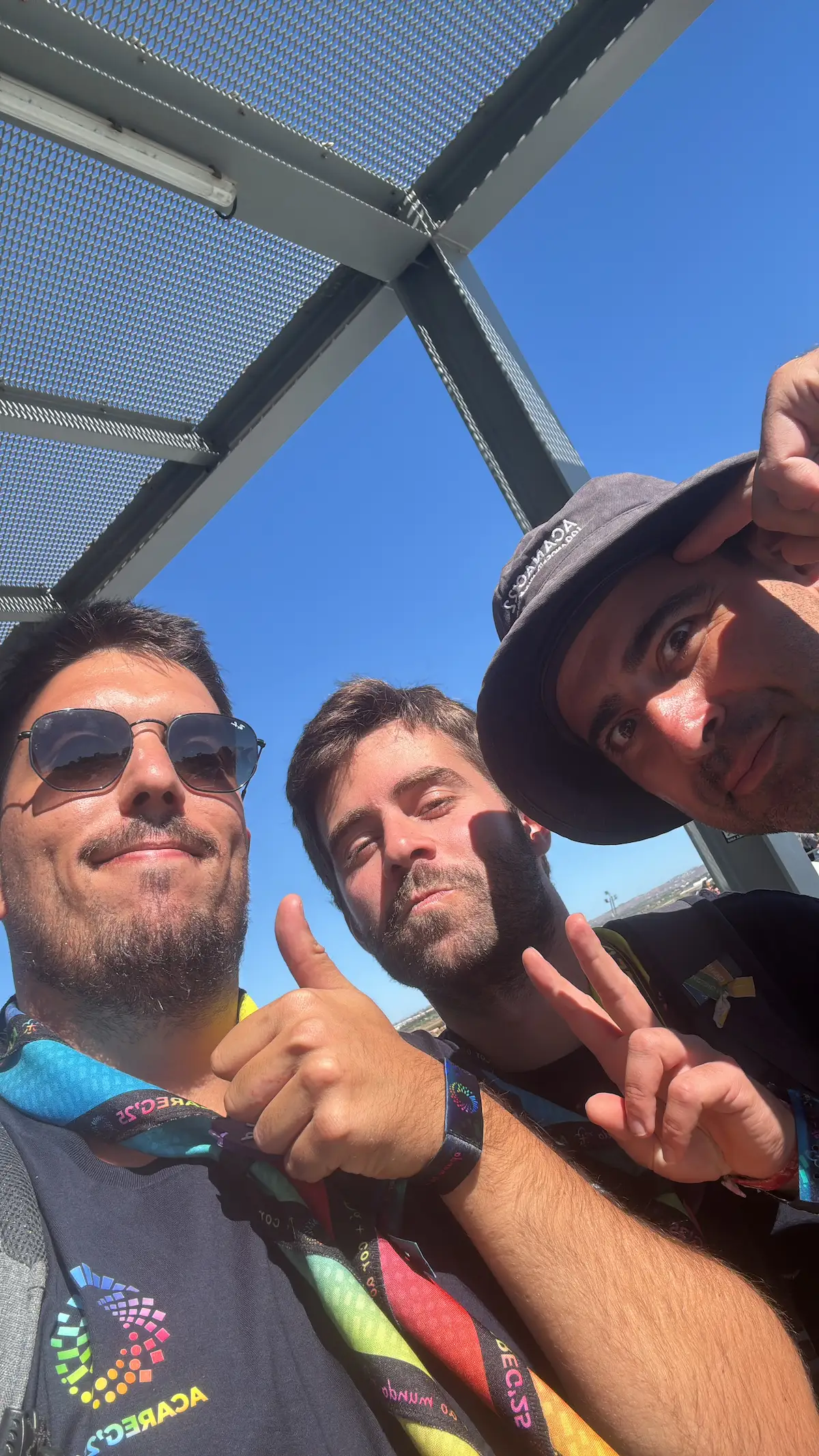 Diogo Carvalheiro com dois colegas da equipa de comunicação, de lenço do ACAREG 2025