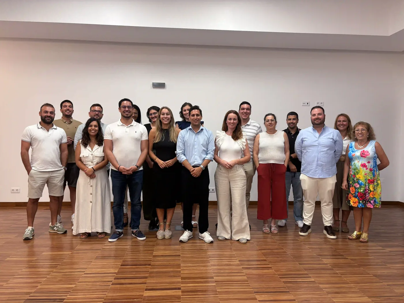 Fotografia de grupo dos candidatos e da equipa da lista Juntos Acreditamos, em Armação de Pêra