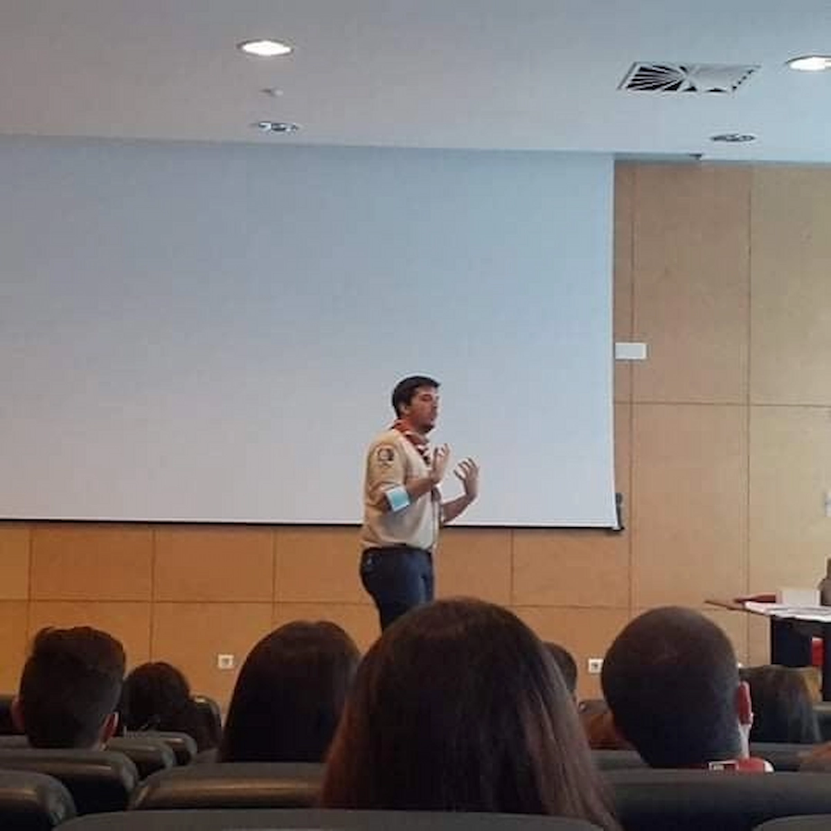 Diogo Carvalheiro, de uniforme escutista, a discursar perante uma plateia