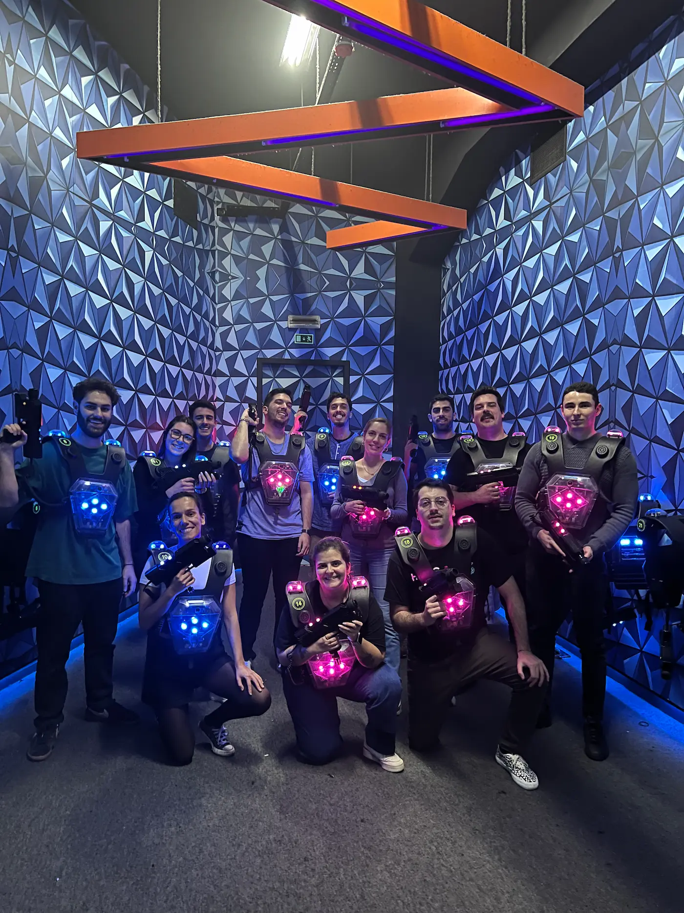 A equipa da Hang My Ads num convívio de laser tag, em Lisboa, com Diogo Carvalheiro