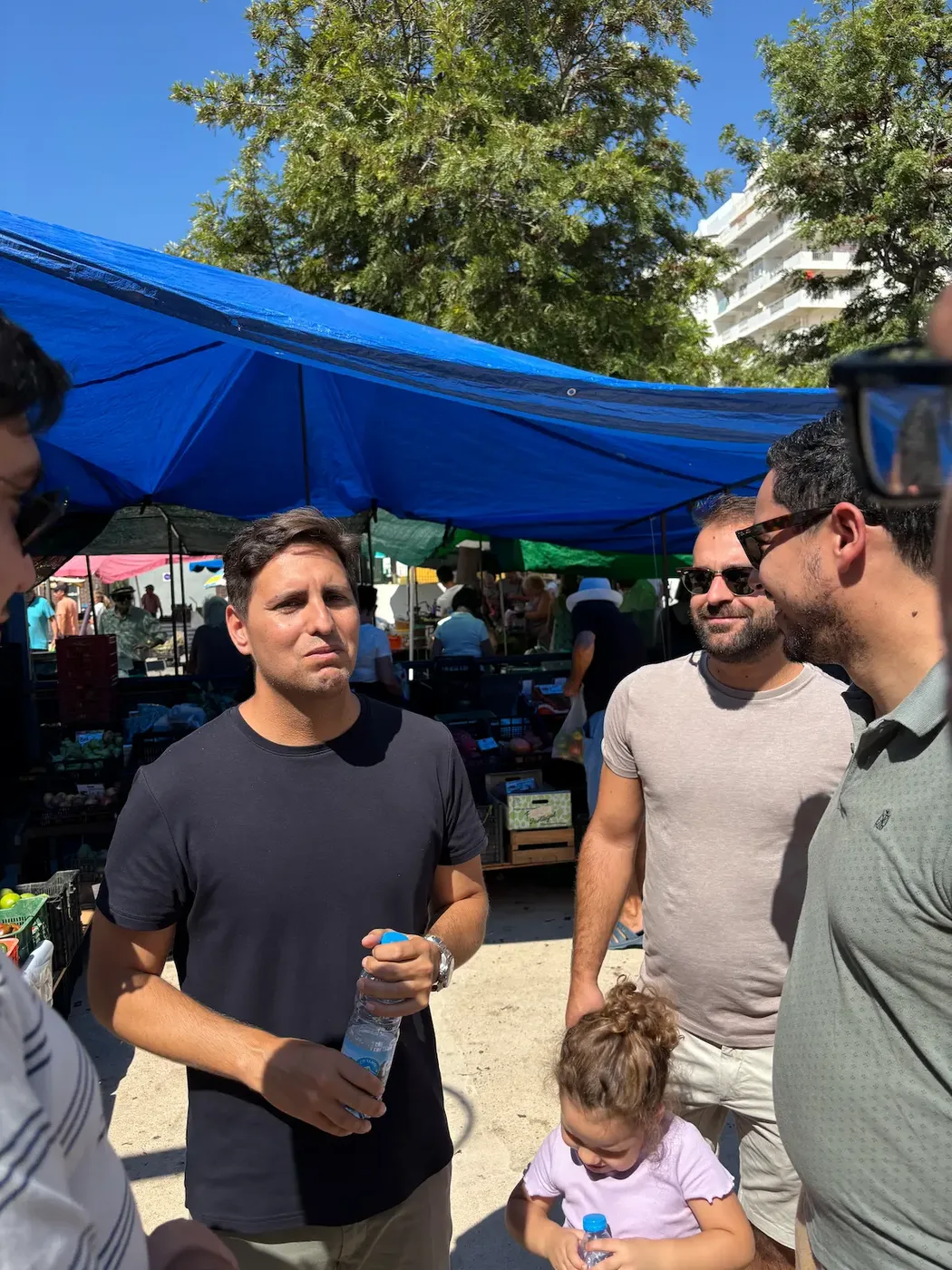Conversa com comerciantes e moradores no mercado de rua, durante a campanha