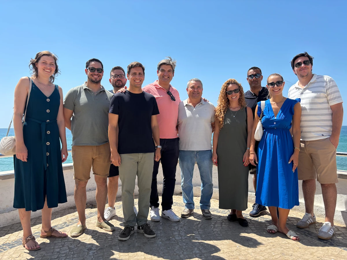 A equipa da candidatura Juntos Acreditamos na frente de mar de Armação de Pêra