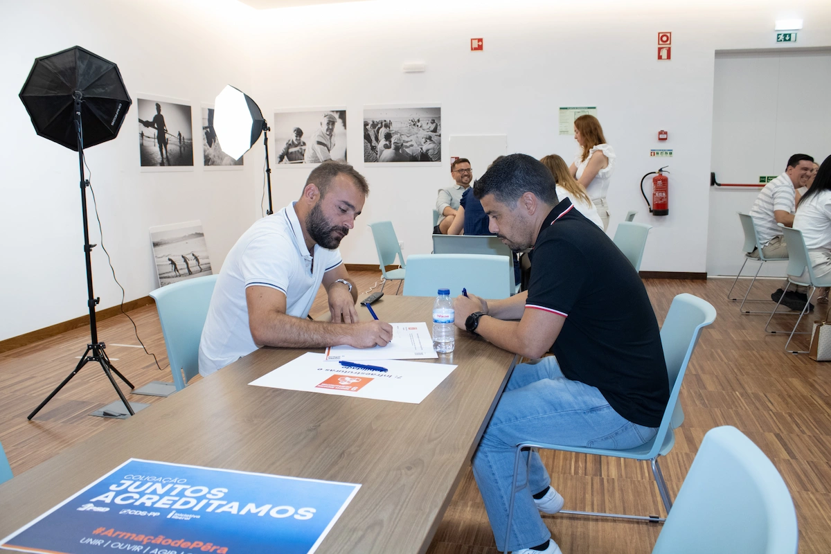 Sessão de trabalho da coligação Juntos Acreditamos, com fundo montado para gravação