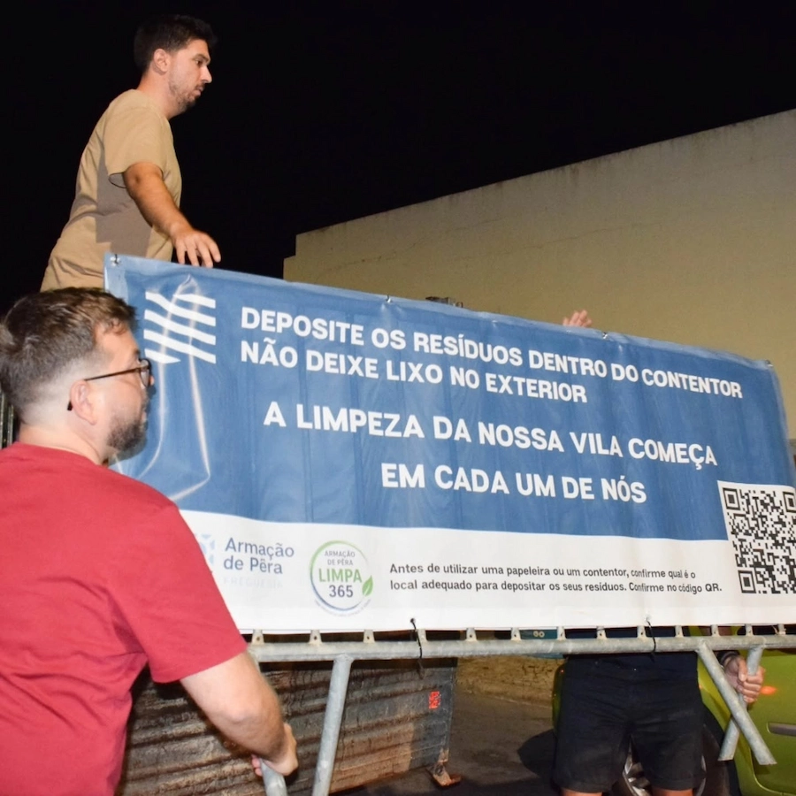 Colocação da lona da campanha Limpa 365 junto a um contentor de resíduos